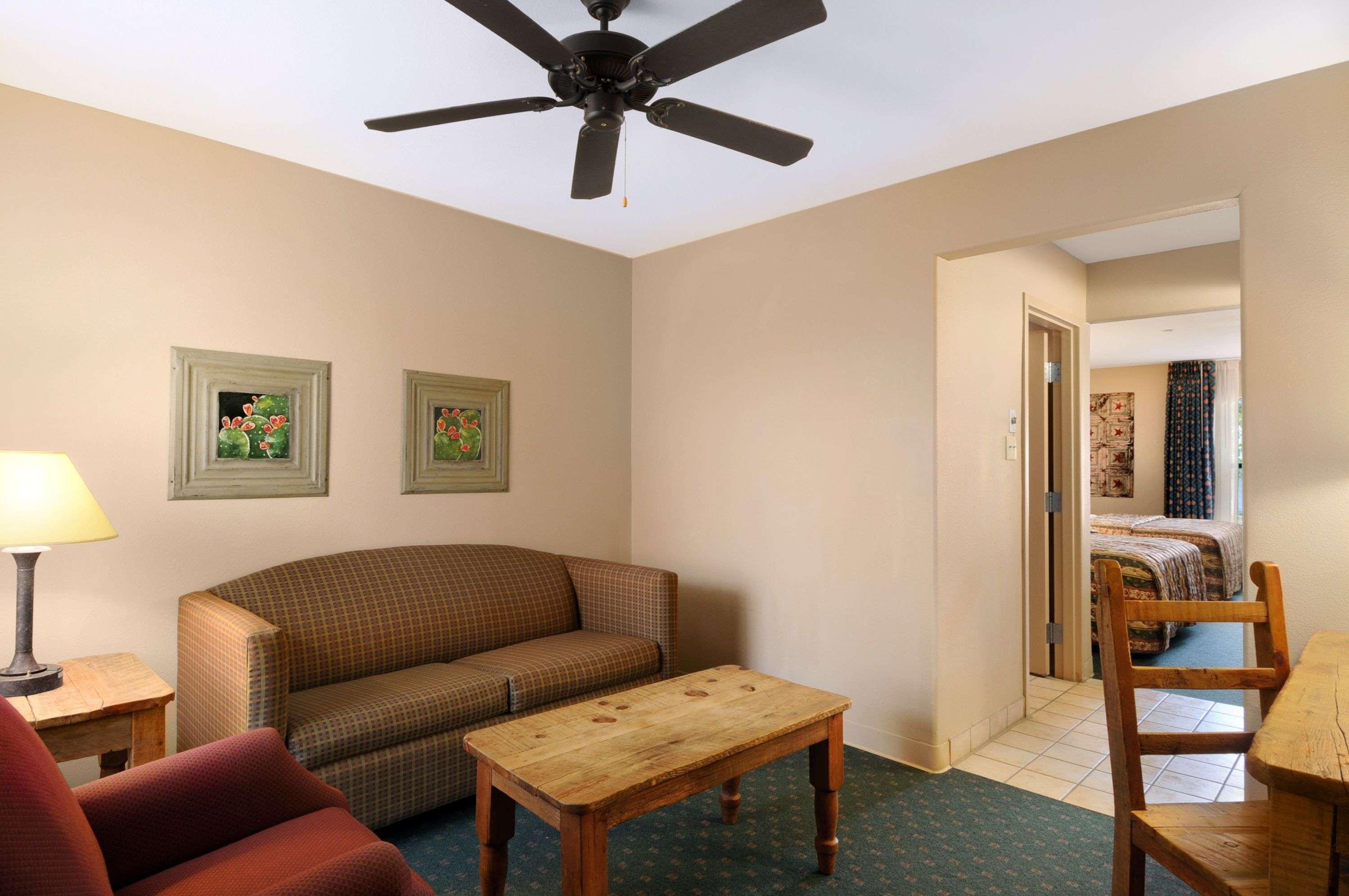 Days Inn & Suites By Wyndham Llano Exterior photo