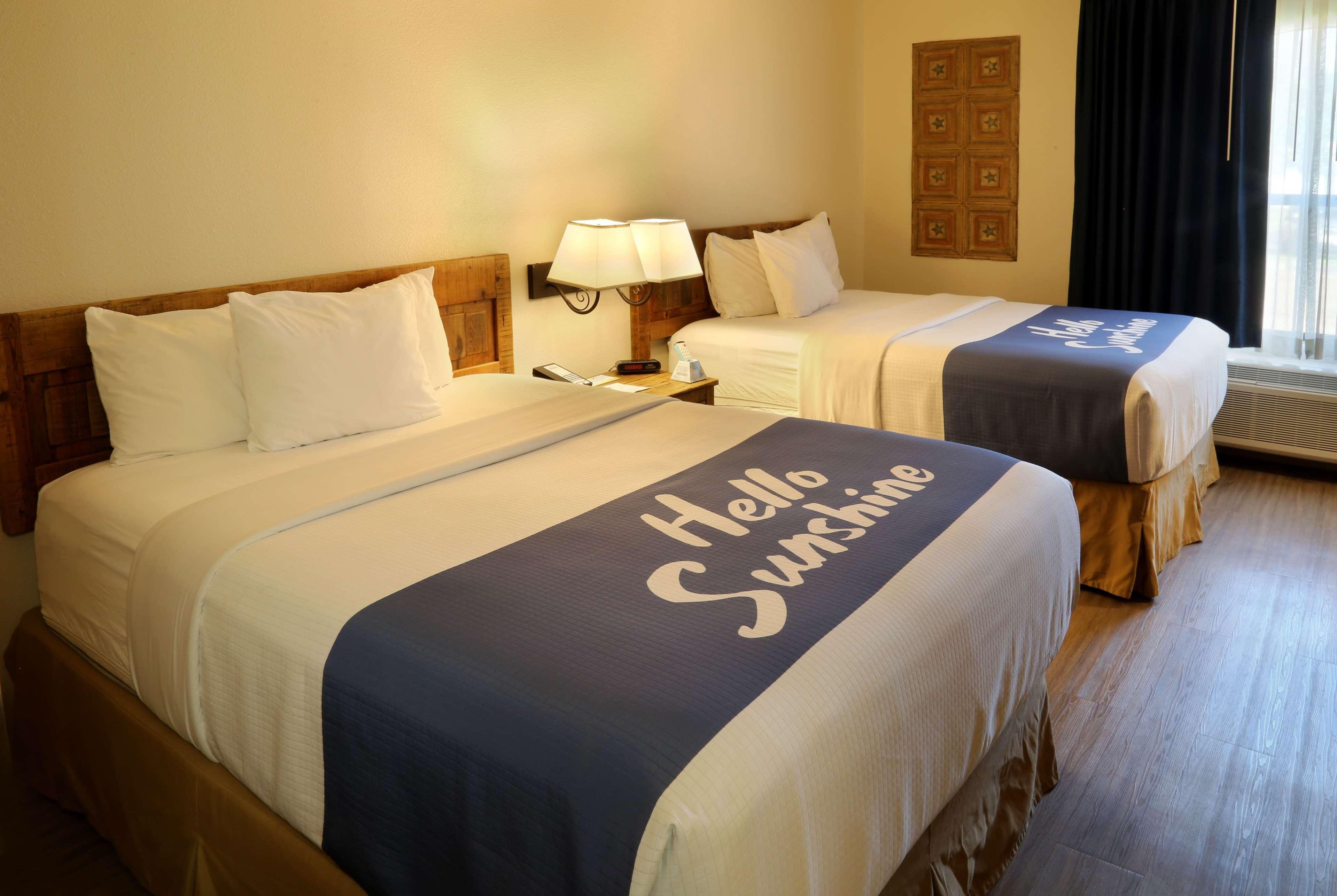 Days Inn & Suites By Wyndham Llano Exterior photo