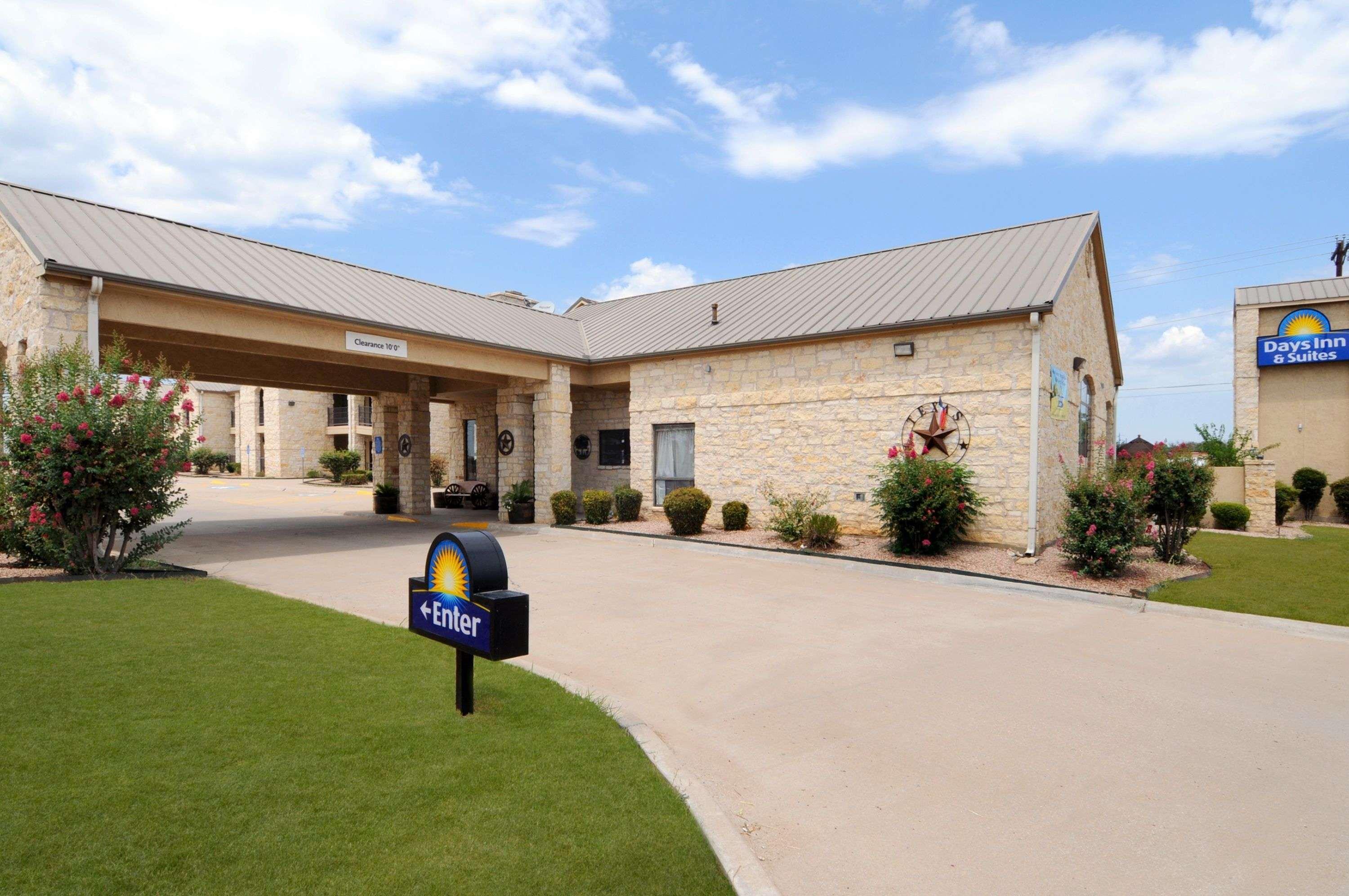 Days Inn & Suites By Wyndham Llano Exterior photo