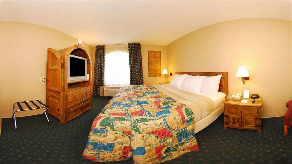 Days Inn & Suites By Wyndham Llano Exterior photo