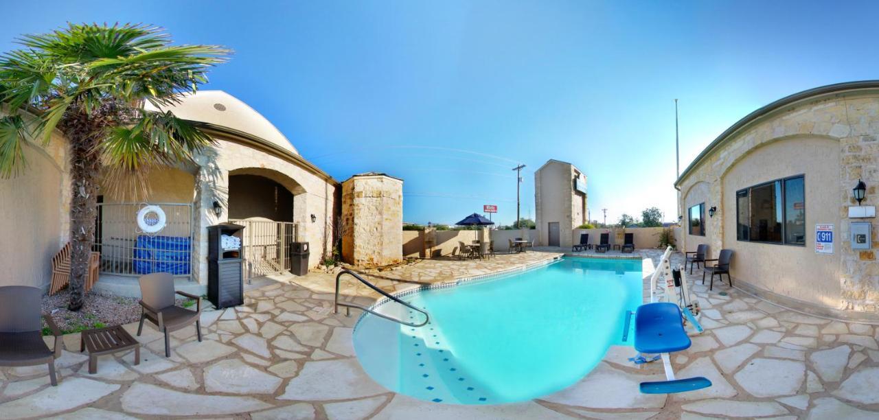 Days Inn & Suites By Wyndham Llano Exterior photo