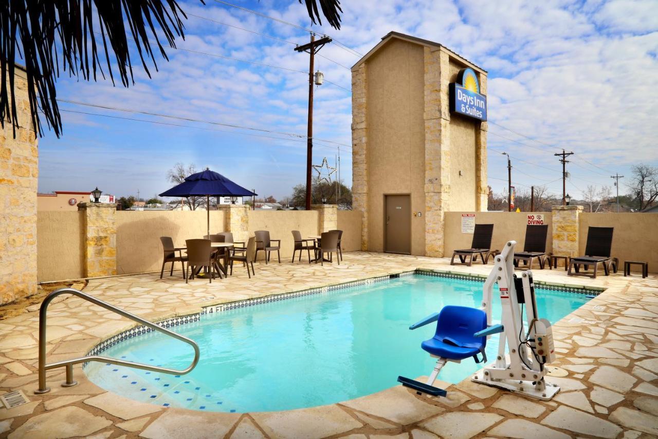 Days Inn & Suites By Wyndham Llano Exterior photo