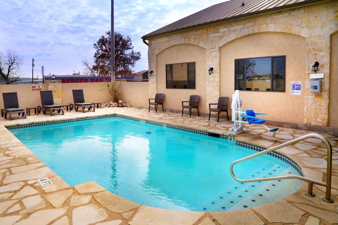 Days Inn & Suites By Wyndham Llano Exterior photo